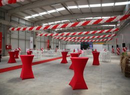 Turgutlu Teknopanel Açılış Organizasyonu turgutlu teknopanel acilis organizasyonu 10 İzmir Organizasyon Turgutlu Teknopanel açılış organizasyonu ile İzmir Organizasyon şirketimiz unutulmayacak ve gösterişli bir organizasyona imza attı. Şirketlerin ve kurumların hizmet vermeye başlayacağı ilk gün dikkat çekici ve ses getiren açılış organizasyonları düzenliyoruz. Profesyonel ekip ve kaliteli ekipmanlarımızın yanında, yaratıcı ve yenilikçi çözümlerimizle birlikte gerçekleştiriyoruz. Başta İzmir ve yakın çevresinde olmak üzere, Ege Bölgesi ve tüm Türkiye’de açılış organizasyonları planlıyor ve organize ediyoruz. İşletmenizin açılışını yapmak için, sizlere yardımcı olması ve daha kolay seçim yapabilmeniz açısından, açılış organizasyonu çeşitlerimizi inceleyebilirsiniz. Turgutlu Teknopanel açılış organizasyonu için İzmir Organizasyon şirketimize ulaşan tedarikçi firma ile uzun süre görüşmelerimiz devam etti. Organizasyon içerisinde yer vereceğimiz hizmetler oldukça ayrıntılıydı. Hem iç hem de dış mekanda yer vereceğimiz balon süsleme firmanın kurumsal renklerini yansıtacaktı. Yine organizasyon alanı içerisinde bistro masa, kokteyl ikramları, show bar, masa ve sandalye, ses sistemi gibi hizmetlere de yer vermeyi planladık. Turgutlu Teknopanel açılış organizasyon için tüm planlamaları hazırladıktan sonra İzmir Organizasyon ekibi olarak çalışmalarımıza başladık. Turgutlu Bistro Masa Kiralama