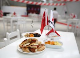 Turgutlu Teknopanel Açılış Organizasyonu turgutlu teknopanel acilis organizasyonu 11 İzmir Organizasyon Turgutlu Teknopanel açılış organizasyonu ile İzmir Organizasyon şirketimiz unutulmayacak ve gösterişli bir organizasyona imza attı. Şirketlerin ve kurumların hizmet vermeye başlayacağı ilk gün dikkat çekici ve ses getiren açılış organizasyonları düzenliyoruz. Profesyonel ekip ve kaliteli ekipmanlarımızın yanında, yaratıcı ve yenilikçi çözümlerimizle birlikte gerçekleştiriyoruz. Başta İzmir ve yakın çevresinde olmak üzere, Ege Bölgesi ve tüm Türkiye’de açılış organizasyonları planlıyor ve organize ediyoruz. İşletmenizin açılışını yapmak için, sizlere yardımcı olması ve daha kolay seçim yapabilmeniz açısından, açılış organizasyonu çeşitlerimizi inceleyebilirsiniz. Turgutlu Teknopanel açılış organizasyonu için İzmir Organizasyon şirketimize ulaşan tedarikçi firma ile uzun süre görüşmelerimiz devam etti. Organizasyon içerisinde yer vereceğimiz hizmetler oldukça ayrıntılıydı. Hem iç hem de dış mekanda yer vereceğimiz balon süsleme firmanın kurumsal renklerini yansıtacaktı. Yine organizasyon alanı içerisinde bistro masa, kokteyl ikramları, show bar, masa ve sandalye, ses sistemi gibi hizmetlere de yer vermeyi planladık. Turgutlu Teknopanel açılış organizasyon için tüm planlamaları hazırladıktan sonra İzmir Organizasyon ekibi olarak çalışmalarımıza başladık. Turgutlu Açılış Organizasyonu