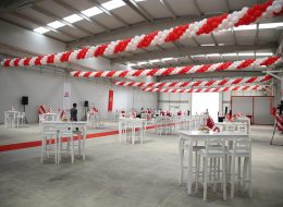Turgutlu Teknopanel Açılış Organizasyonu turgutlu teknopanel acilis organizasyonu 13 İzmir Organizasyon Turgutlu Teknopanel açılış organizasyonu ile İzmir Organizasyon şirketimiz unutulmayacak ve gösterişli bir organizasyona imza attı. Şirketlerin ve kurumların hizmet vermeye başlayacağı ilk gün dikkat çekici ve ses getiren açılış organizasyonları düzenliyoruz. Profesyonel ekip ve kaliteli ekipmanlarımızın yanında, yaratıcı ve yenilikçi çözümlerimizle birlikte gerçekleştiriyoruz. Başta İzmir ve yakın çevresinde olmak üzere, Ege Bölgesi ve tüm Türkiye’de açılış organizasyonları planlıyor ve organize ediyoruz. İşletmenizin açılışını yapmak için, sizlere yardımcı olması ve daha kolay seçim yapabilmeniz açısından, açılış organizasyonu çeşitlerimizi inceleyebilirsiniz. Turgutlu Teknopanel açılış organizasyonu için İzmir Organizasyon şirketimize ulaşan tedarikçi firma ile uzun süre görüşmelerimiz devam etti. Organizasyon içerisinde yer vereceğimiz hizmetler oldukça ayrıntılıydı. Hem iç hem de dış mekanda yer vereceğimiz balon süsleme firmanın kurumsal renklerini yansıtacaktı. Yine organizasyon alanı içerisinde bistro masa, kokteyl ikramları, show bar, masa ve sandalye, ses sistemi gibi hizmetlere de yer vermeyi planladık. Turgutlu Teknopanel açılış organizasyon için tüm planlamaları hazırladıktan sonra İzmir Organizasyon ekibi olarak çalışmalarımıza başladık. Turgutlu Masa ve Sandalye Kiralama