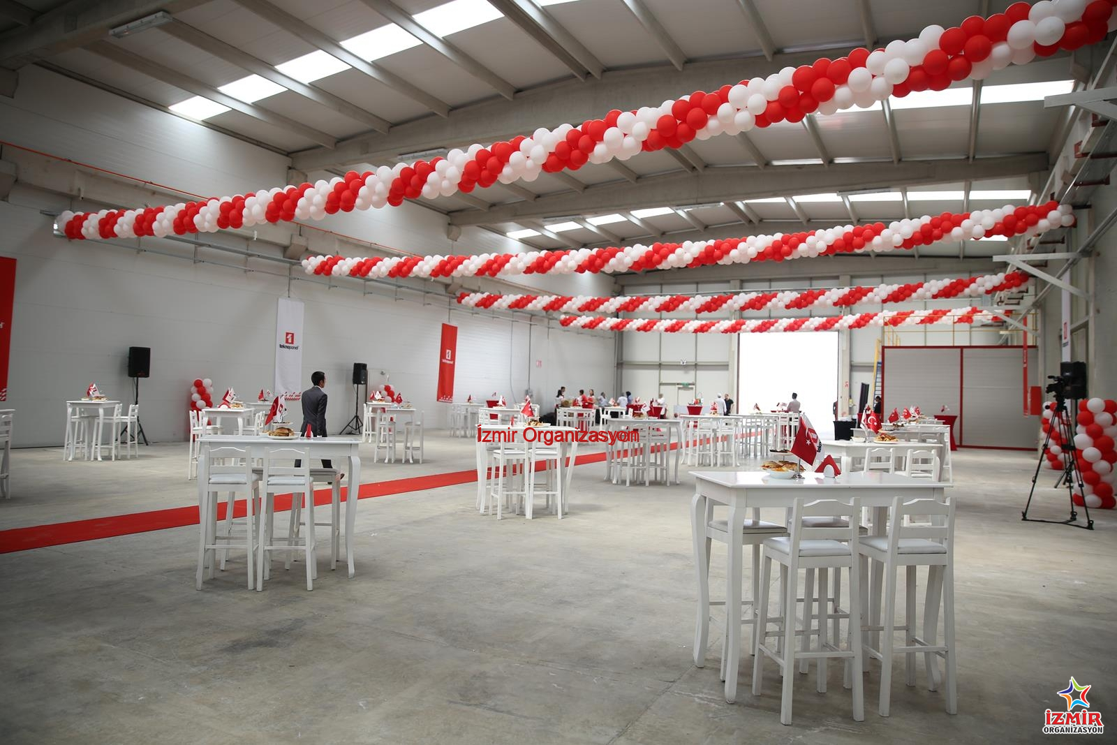 Ahşap Bistro Masa Kiralama turgutlu teknopanel acilis organizasyonu 13 İzmir Organizasyon Etkinliklerinize doğallık, sıcaklık ve modern bir hava katmak istiyorsanız, Ahşap Dikdörtgen Bistro Masa Kiralama hizmetimiz en ideal çözümdür. Standart yuvarlak kokteyl masalarının aksine, 60x120 cm geniş üst tablası sayesinde misafirlerinize daha geniş bir kullanım alanı sunar; bu sayede ikram tabakları, içecekler ve dekoratif objeler için masada bolca yer kalır. 105 cm ideal bar yüksekliği ile hem ayakta sohbetler hem de bar taburesi ile oturma düzeni için mükemmel bir ergonomiye sahiptir. Organizasyon konseptinize tam uyum sağlaması için stoklarımızda üç farklı renk seçeneği mevcuttur: Doğal Rustik Ahşap, Modern Siyah ve Zarif Beyaz. İhtiyaç duymanız halinde bu masalarla uyumlu bar taburesi (loca) seçeneklerimiz de bulunmaktadır. Ürünlerimiz hacimli ve özel kurulum gerektirdiği için nakliye süreci, kiralayacağınız adet ve mesafeye göre özel olarak planlanmaktadır. Stok durumu ve nakliye detaylarını görüşmek için lütfen bizimle iletişime geçiniz. Turgutlu Masa ve Sandalye Kiralama