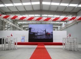 Turgutlu Teknopanel Açılış Organizasyonu turgutlu teknopanel acilis organizasyonu 14 İzmir Organizasyon Turgutlu Teknopanel açılış organizasyonu ile İzmir Organizasyon şirketimiz unutulmayacak ve gösterişli bir organizasyona imza attı. Şirketlerin ve kurumların hizmet vermeye başlayacağı ilk gün dikkat çekici ve ses getiren açılış organizasyonları düzenliyoruz. Profesyonel ekip ve kaliteli ekipmanlarımızın yanında, yaratıcı ve yenilikçi çözümlerimizle birlikte gerçekleştiriyoruz. Başta İzmir ve yakın çevresinde olmak üzere, Ege Bölgesi ve tüm Türkiye’de açılış organizasyonları planlıyor ve organize ediyoruz. İşletmenizin açılışını yapmak için, sizlere yardımcı olması ve daha kolay seçim yapabilmeniz açısından, açılış organizasyonu çeşitlerimizi inceleyebilirsiniz. Turgutlu Teknopanel açılış organizasyonu için İzmir Organizasyon şirketimize ulaşan tedarikçi firma ile uzun süre görüşmelerimiz devam etti. Organizasyon içerisinde yer vereceğimiz hizmetler oldukça ayrıntılıydı. Hem iç hem de dış mekanda yer vereceğimiz balon süsleme firmanın kurumsal renklerini yansıtacaktı. Yine organizasyon alanı içerisinde bistro masa, kokteyl ikramları, show bar, masa ve sandalye, ses sistemi gibi hizmetlere de yer vermeyi planladık. Turgutlu Teknopanel açılış organizasyon için tüm planlamaları hazırladıktan sonra İzmir Organizasyon ekibi olarak çalışmalarımıza başladık. Açılış Organizasyonu Sahne Kiralama