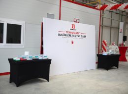 Turgutlu Teknopanel Açılış Organizasyonu turgutlu teknopanel acilis organizasyonu 16 İzmir Organizasyon Turgutlu Teknopanel açılış organizasyonu ile İzmir Organizasyon şirketimiz unutulmayacak ve gösterişli bir organizasyona imza attı. Şirketlerin ve kurumların hizmet vermeye başlayacağı ilk gün dikkat çekici ve ses getiren açılış organizasyonları düzenliyoruz. Profesyonel ekip ve kaliteli ekipmanlarımızın yanında, yaratıcı ve yenilikçi çözümlerimizle birlikte gerçekleştiriyoruz. Başta İzmir ve yakın çevresinde olmak üzere, Ege Bölgesi ve tüm Türkiye’de açılış organizasyonları planlıyor ve organize ediyoruz. İşletmenizin açılışını yapmak için, sizlere yardımcı olması ve daha kolay seçim yapabilmeniz açısından, açılış organizasyonu çeşitlerimizi inceleyebilirsiniz. Turgutlu Teknopanel açılış organizasyonu için İzmir Organizasyon şirketimize ulaşan tedarikçi firma ile uzun süre görüşmelerimiz devam etti. Organizasyon içerisinde yer vereceğimiz hizmetler oldukça ayrıntılıydı. Hem iç hem de dış mekanda yer vereceğimiz balon süsleme firmanın kurumsal renklerini yansıtacaktı. Yine organizasyon alanı içerisinde bistro masa, kokteyl ikramları, show bar, masa ve sandalye, ses sistemi gibi hizmetlere de yer vermeyi planladık. Turgutlu Teknopanel açılış organizasyon için tüm planlamaları hazırladıktan sonra İzmir Organizasyon ekibi olarak çalışmalarımıza başladık. Açılış Organizasyonu Masa Kiralama