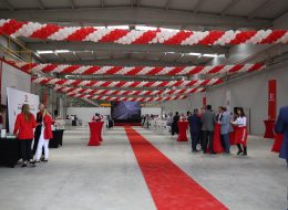 Turgutlu Teknopanel Açılış Organizasyonu turgutlu teknopanel acilis organizasyonu 18 İzmir Organizasyon Turgutlu Teknopanel açılış organizasyonu ile İzmir Organizasyon şirketimiz unutulmayacak ve gösterişli bir organizasyona imza attı. Şirketlerin ve kurumların hizmet vermeye başlayacağı ilk gün dikkat çekici ve ses getiren açılış organizasyonları düzenliyoruz. Profesyonel ekip ve kaliteli ekipmanlarımızın yanında, yaratıcı ve yenilikçi çözümlerimizle birlikte gerçekleştiriyoruz. Başta İzmir ve yakın çevresinde olmak üzere, Ege Bölgesi ve tüm Türkiye’de açılış organizasyonları planlıyor ve organize ediyoruz. İşletmenizin açılışını yapmak için, sizlere yardımcı olması ve daha kolay seçim yapabilmeniz açısından, açılış organizasyonu çeşitlerimizi inceleyebilirsiniz. Turgutlu Teknopanel açılış organizasyonu için İzmir Organizasyon şirketimize ulaşan tedarikçi firma ile uzun süre görüşmelerimiz devam etti. Organizasyon içerisinde yer vereceğimiz hizmetler oldukça ayrıntılıydı. Hem iç hem de dış mekanda yer vereceğimiz balon süsleme firmanın kurumsal renklerini yansıtacaktı. Yine organizasyon alanı içerisinde bistro masa, kokteyl ikramları, show bar, masa ve sandalye, ses sistemi gibi hizmetlere de yer vermeyi planladık. Turgutlu Teknopanel açılış organizasyon için tüm planlamaları hazırladıktan sonra İzmir Organizasyon ekibi olarak çalışmalarımıza başladık. Turgutlu Balon Süsleme