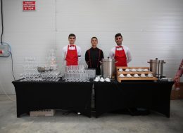 Turgutlu Teknopanel Açılış Organizasyonu turgutlu teknopanel acilis organizasyonu 20 İzmir Organizasyon Turgutlu Teknopanel açılış organizasyonu ile İzmir Organizasyon şirketimiz unutulmayacak ve gösterişli bir organizasyona imza attı. Şirketlerin ve kurumların hizmet vermeye başlayacağı ilk gün dikkat çekici ve ses getiren açılış organizasyonları düzenliyoruz. Profesyonel ekip ve kaliteli ekipmanlarımızın yanında, yaratıcı ve yenilikçi çözümlerimizle birlikte gerçekleştiriyoruz. Başta İzmir ve yakın çevresinde olmak üzere, Ege Bölgesi ve tüm Türkiye’de açılış organizasyonları planlıyor ve organize ediyoruz. İşletmenizin açılışını yapmak için, sizlere yardımcı olması ve daha kolay seçim yapabilmeniz açısından, açılış organizasyonu çeşitlerimizi inceleyebilirsiniz. Turgutlu Teknopanel açılış organizasyonu için İzmir Organizasyon şirketimize ulaşan tedarikçi firma ile uzun süre görüşmelerimiz devam etti. Organizasyon içerisinde yer vereceğimiz hizmetler oldukça ayrıntılıydı. Hem iç hem de dış mekanda yer vereceğimiz balon süsleme firmanın kurumsal renklerini yansıtacaktı. Yine organizasyon alanı içerisinde bistro masa, kokteyl ikramları, show bar, masa ve sandalye, ses sistemi gibi hizmetlere de yer vermeyi planladık. Turgutlu Teknopanel açılış organizasyon için tüm planlamaları hazırladıktan sonra İzmir Organizasyon ekibi olarak çalışmalarımıza başladık. İçecek Barı Kurulumu