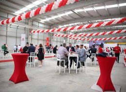 Turgutlu Teknopanel Açılış Organizasyonu turgutlu teknopanel acilis organizasyonu 21 İzmir Organizasyon Turgutlu Teknopanel açılış organizasyonu ile İzmir Organizasyon şirketimiz unutulmayacak ve gösterişli bir organizasyona imza attı. Şirketlerin ve kurumların hizmet vermeye başlayacağı ilk gün dikkat çekici ve ses getiren açılış organizasyonları düzenliyoruz. Profesyonel ekip ve kaliteli ekipmanlarımızın yanında, yaratıcı ve yenilikçi çözümlerimizle birlikte gerçekleştiriyoruz. Başta İzmir ve yakın çevresinde olmak üzere, Ege Bölgesi ve tüm Türkiye’de açılış organizasyonları planlıyor ve organize ediyoruz. İşletmenizin açılışını yapmak için, sizlere yardımcı olması ve daha kolay seçim yapabilmeniz açısından, açılış organizasyonu çeşitlerimizi inceleyebilirsiniz. Turgutlu Teknopanel açılış organizasyonu için İzmir Organizasyon şirketimize ulaşan tedarikçi firma ile uzun süre görüşmelerimiz devam etti. Organizasyon içerisinde yer vereceğimiz hizmetler oldukça ayrıntılıydı. Hem iç hem de dış mekanda yer vereceğimiz balon süsleme firmanın kurumsal renklerini yansıtacaktı. Yine organizasyon alanı içerisinde bistro masa, kokteyl ikramları, show bar, masa ve sandalye, ses sistemi gibi hizmetlere de yer vermeyi planladık. Turgutlu Teknopanel açılış organizasyon için tüm planlamaları hazırladıktan sonra İzmir Organizasyon ekibi olarak çalışmalarımıza başladık. Bistro Masa Kiralama