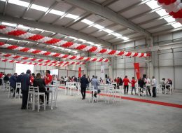 Turgutlu Teknopanel Açılış Organizasyonu turgutlu teknopanel acilis organizasyonu 22 İzmir Organizasyon Turgutlu Teknopanel açılış organizasyonu ile İzmir Organizasyon şirketimiz unutulmayacak ve gösterişli bir organizasyona imza attı. Şirketlerin ve kurumların hizmet vermeye başlayacağı ilk gün dikkat çekici ve ses getiren açılış organizasyonları düzenliyoruz. Profesyonel ekip ve kaliteli ekipmanlarımızın yanında, yaratıcı ve yenilikçi çözümlerimizle birlikte gerçekleştiriyoruz. Başta İzmir ve yakın çevresinde olmak üzere, Ege Bölgesi ve tüm Türkiye’de açılış organizasyonları planlıyor ve organize ediyoruz. İşletmenizin açılışını yapmak için, sizlere yardımcı olması ve daha kolay seçim yapabilmeniz açısından, açılış organizasyonu çeşitlerimizi inceleyebilirsiniz. Turgutlu Teknopanel açılış organizasyonu için İzmir Organizasyon şirketimize ulaşan tedarikçi firma ile uzun süre görüşmelerimiz devam etti. Organizasyon içerisinde yer vereceğimiz hizmetler oldukça ayrıntılıydı. Hem iç hem de dış mekanda yer vereceğimiz balon süsleme firmanın kurumsal renklerini yansıtacaktı. Yine organizasyon alanı içerisinde bistro masa, kokteyl ikramları, show bar, masa ve sandalye, ses sistemi gibi hizmetlere de yer vermeyi planladık. Turgutlu Teknopanel açılış organizasyon için tüm planlamaları hazırladıktan sonra İzmir Organizasyon ekibi olarak çalışmalarımıza başladık. Lake Masa ve Sandalye Kiralama