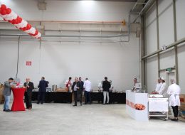 Turgutlu Teknopanel Açılış Organizasyonu turgutlu teknopanel acilis organizasyonu 23 İzmir Organizasyon Turgutlu Teknopanel açılış organizasyonu ile İzmir Organizasyon şirketimiz unutulmayacak ve gösterişli bir organizasyona imza attı. Şirketlerin ve kurumların hizmet vermeye başlayacağı ilk gün dikkat çekici ve ses getiren açılış organizasyonları düzenliyoruz. Profesyonel ekip ve kaliteli ekipmanlarımızın yanında, yaratıcı ve yenilikçi çözümlerimizle birlikte gerçekleştiriyoruz. Başta İzmir ve yakın çevresinde olmak üzere, Ege Bölgesi ve tüm Türkiye’de açılış organizasyonları planlıyor ve organize ediyoruz. İşletmenizin açılışını yapmak için, sizlere yardımcı olması ve daha kolay seçim yapabilmeniz açısından, açılış organizasyonu çeşitlerimizi inceleyebilirsiniz. Turgutlu Teknopanel açılış organizasyonu için İzmir Organizasyon şirketimize ulaşan tedarikçi firma ile uzun süre görüşmelerimiz devam etti. Organizasyon içerisinde yer vereceğimiz hizmetler oldukça ayrıntılıydı. Hem iç hem de dış mekanda yer vereceğimiz balon süsleme firmanın kurumsal renklerini yansıtacaktı. Yine organizasyon alanı içerisinde bistro masa, kokteyl ikramları, show bar, masa ve sandalye, ses sistemi gibi hizmetlere de yer vermeyi planladık. Turgutlu Teknopanel açılış organizasyon için tüm planlamaları hazırladıktan sonra İzmir Organizasyon ekibi olarak çalışmalarımıza başladık. İzmir Lokma Standı Kiralama