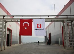 Turgutlu Teknopanel Açılış Organizasyonu turgutlu teknopanel acilis organizasyonu 25 İzmir Organizasyon Turgutlu Teknopanel açılış organizasyonu ile İzmir Organizasyon şirketimiz unutulmayacak ve gösterişli bir organizasyona imza attı. Şirketlerin ve kurumların hizmet vermeye başlayacağı ilk gün dikkat çekici ve ses getiren açılış organizasyonları düzenliyoruz. Profesyonel ekip ve kaliteli ekipmanlarımızın yanında, yaratıcı ve yenilikçi çözümlerimizle birlikte gerçekleştiriyoruz. Başta İzmir ve yakın çevresinde olmak üzere, Ege Bölgesi ve tüm Türkiye’de açılış organizasyonları planlıyor ve organize ediyoruz. İşletmenizin açılışını yapmak için, sizlere yardımcı olması ve daha kolay seçim yapabilmeniz açısından, açılış organizasyonu çeşitlerimizi inceleyebilirsiniz. Turgutlu Teknopanel açılış organizasyonu için İzmir Organizasyon şirketimize ulaşan tedarikçi firma ile uzun süre görüşmelerimiz devam etti. Organizasyon içerisinde yer vereceğimiz hizmetler oldukça ayrıntılıydı. Hem iç hem de dış mekanda yer vereceğimiz balon süsleme firmanın kurumsal renklerini yansıtacaktı. Yine organizasyon alanı içerisinde bistro masa, kokteyl ikramları, show bar, masa ve sandalye, ses sistemi gibi hizmetlere de yer vermeyi planladık. Turgutlu Teknopanel açılış organizasyon için tüm planlamaları hazırladıktan sonra İzmir Organizasyon ekibi olarak çalışmalarımıza başladık. Turgutlu Bayrak Süsleme