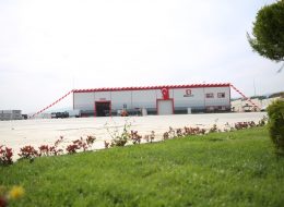 Turgutlu Teknopanel Açılış Organizasyonu turgutlu teknopanel acilis organizasyonu 28 İzmir Organizasyon Turgutlu Teknopanel açılış organizasyonu ile İzmir Organizasyon şirketimiz unutulmayacak ve gösterişli bir organizasyona imza attı. Şirketlerin ve kurumların hizmet vermeye başlayacağı ilk gün dikkat çekici ve ses getiren açılış organizasyonları düzenliyoruz. Profesyonel ekip ve kaliteli ekipmanlarımızın yanında, yaratıcı ve yenilikçi çözümlerimizle birlikte gerçekleştiriyoruz. Başta İzmir ve yakın çevresinde olmak üzere, Ege Bölgesi ve tüm Türkiye’de açılış organizasyonları planlıyor ve organize ediyoruz. İşletmenizin açılışını yapmak için, sizlere yardımcı olması ve daha kolay seçim yapabilmeniz açısından, açılış organizasyonu çeşitlerimizi inceleyebilirsiniz. Turgutlu Teknopanel açılış organizasyonu için İzmir Organizasyon şirketimize ulaşan tedarikçi firma ile uzun süre görüşmelerimiz devam etti. Organizasyon içerisinde yer vereceğimiz hizmetler oldukça ayrıntılıydı. Hem iç hem de dış mekanda yer vereceğimiz balon süsleme firmanın kurumsal renklerini yansıtacaktı. Yine organizasyon alanı içerisinde bistro masa, kokteyl ikramları, show bar, masa ve sandalye, ses sistemi gibi hizmetlere de yer vermeyi planladık. Turgutlu Teknopanel açılış organizasyon için tüm planlamaları hazırladıktan sonra İzmir Organizasyon ekibi olarak çalışmalarımıza başladık. Balon Süsleme