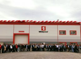 Turgutlu Teknopanel Açılış Organizasyonu turgutlu teknopanel acilis organizasyonu 29 İzmir Organizasyon Turgutlu Teknopanel açılış organizasyonu ile İzmir Organizasyon şirketimiz unutulmayacak ve gösterişli bir organizasyona imza attı. Şirketlerin ve kurumların hizmet vermeye başlayacağı ilk gün dikkat çekici ve ses getiren açılış organizasyonları düzenliyoruz. Profesyonel ekip ve kaliteli ekipmanlarımızın yanında, yaratıcı ve yenilikçi çözümlerimizle birlikte gerçekleştiriyoruz. Başta İzmir ve yakın çevresinde olmak üzere, Ege Bölgesi ve tüm Türkiye’de açılış organizasyonları planlıyor ve organize ediyoruz. İşletmenizin açılışını yapmak için, sizlere yardımcı olması ve daha kolay seçim yapabilmeniz açısından, açılış organizasyonu çeşitlerimizi inceleyebilirsiniz. Turgutlu Teknopanel açılış organizasyonu için İzmir Organizasyon şirketimize ulaşan tedarikçi firma ile uzun süre görüşmelerimiz devam etti. Organizasyon içerisinde yer vereceğimiz hizmetler oldukça ayrıntılıydı. Hem iç hem de dış mekanda yer vereceğimiz balon süsleme firmanın kurumsal renklerini yansıtacaktı. Yine organizasyon alanı içerisinde bistro masa, kokteyl ikramları, show bar, masa ve sandalye, ses sistemi gibi hizmetlere de yer vermeyi planladık. Turgutlu Teknopanel açılış organizasyon için tüm planlamaları hazırladıktan sonra İzmir Organizasyon ekibi olarak çalışmalarımıza başladık. Açılış Organizasyonu Turgutlu