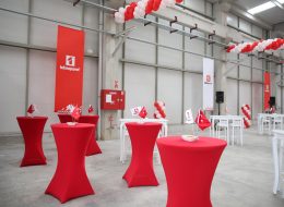 Turgutlu Teknopanel Açılış Organizasyonu turgutlu teknopanel acilis organizasyonu 5 İzmir Organizasyon Turgutlu Teknopanel açılış organizasyonu ile İzmir Organizasyon şirketimiz unutulmayacak ve gösterişli bir organizasyona imza attı. Şirketlerin ve kurumların hizmet vermeye başlayacağı ilk gün dikkat çekici ve ses getiren açılış organizasyonları düzenliyoruz. Profesyonel ekip ve kaliteli ekipmanlarımızın yanında, yaratıcı ve yenilikçi çözümlerimizle birlikte gerçekleştiriyoruz. Başta İzmir ve yakın çevresinde olmak üzere, Ege Bölgesi ve tüm Türkiye’de açılış organizasyonları planlıyor ve organize ediyoruz. İşletmenizin açılışını yapmak için, sizlere yardımcı olması ve daha kolay seçim yapabilmeniz açısından, açılış organizasyonu çeşitlerimizi inceleyebilirsiniz. Turgutlu Teknopanel açılış organizasyonu için İzmir Organizasyon şirketimize ulaşan tedarikçi firma ile uzun süre görüşmelerimiz devam etti. Organizasyon içerisinde yer vereceğimiz hizmetler oldukça ayrıntılıydı. Hem iç hem de dış mekanda yer vereceğimiz balon süsleme firmanın kurumsal renklerini yansıtacaktı. Yine organizasyon alanı içerisinde bistro masa, kokteyl ikramları, show bar, masa ve sandalye, ses sistemi gibi hizmetlere de yer vermeyi planladık. Turgutlu Teknopanel açılış organizasyon için tüm planlamaları hazırladıktan sonra İzmir Organizasyon ekibi olarak çalışmalarımıza başladık. Turgutlu Bistro Masa Kiralama