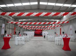 Turgutlu Teknopanel Açılış Organizasyonu turgutlu teknopanel acilis organizasyonu 7 İzmir Organizasyon Turgutlu Teknopanel açılış organizasyonu ile İzmir Organizasyon şirketimiz unutulmayacak ve gösterişli bir organizasyona imza attı. Şirketlerin ve kurumların hizmet vermeye başlayacağı ilk gün dikkat çekici ve ses getiren açılış organizasyonları düzenliyoruz. Profesyonel ekip ve kaliteli ekipmanlarımızın yanında, yaratıcı ve yenilikçi çözümlerimizle birlikte gerçekleştiriyoruz. Başta İzmir ve yakın çevresinde olmak üzere, Ege Bölgesi ve tüm Türkiye’de açılış organizasyonları planlıyor ve organize ediyoruz. İşletmenizin açılışını yapmak için, sizlere yardımcı olması ve daha kolay seçim yapabilmeniz açısından, açılış organizasyonu çeşitlerimizi inceleyebilirsiniz. Turgutlu Teknopanel açılış organizasyonu için İzmir Organizasyon şirketimize ulaşan tedarikçi firma ile uzun süre görüşmelerimiz devam etti. Organizasyon içerisinde yer vereceğimiz hizmetler oldukça ayrıntılıydı. Hem iç hem de dış mekanda yer vereceğimiz balon süsleme firmanın kurumsal renklerini yansıtacaktı. Yine organizasyon alanı içerisinde bistro masa, kokteyl ikramları, show bar, masa ve sandalye, ses sistemi gibi hizmetlere de yer vermeyi planladık. Turgutlu Teknopanel açılış organizasyon için tüm planlamaları hazırladıktan sonra İzmir Organizasyon ekibi olarak çalışmalarımıza başladık. Balon Süsleme