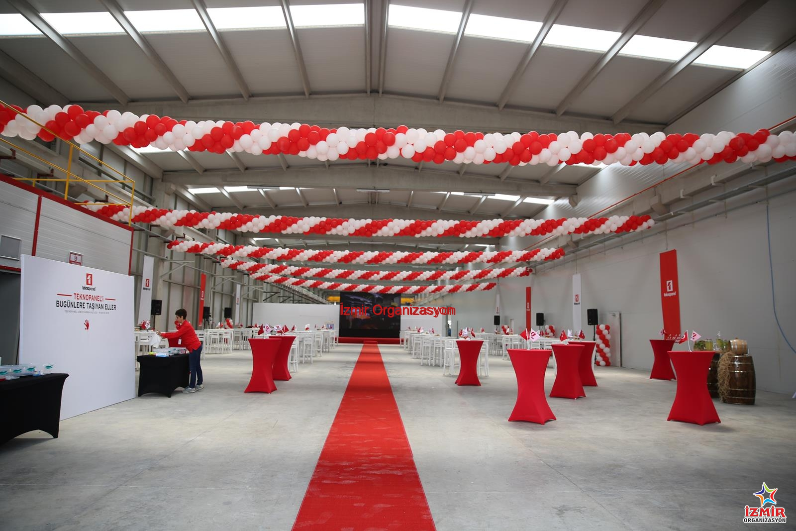 Yuvarlak Bistro Masa Kiralama - Kokteyl Masası Kiralama turgutlu teknopanel acilis organizasyonu 9 İzmir Organizasyon İzmir kokteyl ve açılış organizasyonları için şık bistro masa kiralama hizmeti. Streç örtülü, fiyonk süslemeli veya sade modellerimizle davetlerinize prestij katıyoruz. İzmir'in her yerine nakliye ve kurulum dahil kokteyl masası kiralama fiyatları için hemen inceleyin. Balon Süsleme