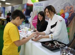 Turkcell Global Çocuk Şenliği Organizasyonu turkcell global cocuk senligi organizasyonu 8 İzmir Organizasyon Turkcell Global Çocuk Şenliği Organizasyonu ile 23 Nisan Ulusal Egemenlik ve Çocuk Bayramı haftasında İzmir Organizasyon firması olarak keyifli bir organizasyona imza attık. Şenlik ve festival organizasyonu, doğum günü organizasyonu, piknik organizasyonu gibi tüm organizasyonlarda profesyonel hizmet sunan İzmir Organizasyon firmamız Turkcell Global çocuk şenliği organizasyonu ile de çocuklara ve ailelerine eğlenceli dakikalar yaşattı. 20 Nisan tarihinde düzenlenmesi planlanan çocuk şenliği organizasyonu için İzmir Organizasyon'a ulaşan firma yetkilisi ile detaylı olarak neler yapılabileceğini görüştük. Turkcell Global çocuk şenliği organizasyonu kapsamında çocuklara özel hazırlanan ve onların keyif alacağı aktiviteler gerçekleştirmek için çalışmaya ve ekibimiz ile birlikte fikirler üretmeye başladık. Organizasyon sorumlumuz ve firma yetkilisinin yaptığı görüşmeler doğrultusunda çocukların kalbini fethedecek palyaçolar, rengarenk uçan balonlar, çocuk oturma grubu, renkli minderler, lezzetle yiyecekleri patlamış mısır ve daha pek çok hizmet ile unutulmaz bir gün yaşatmayı hedefledik. Haberin devamını okuyarak çocuk şenliği organizasyonunda yaşadığımız keyifli dakikaları sizlerde hayal edebilirsiniz. Çocuk Şenliği Organizasyonu Pasta Yapımı ve Çocuk Aktiviteleri