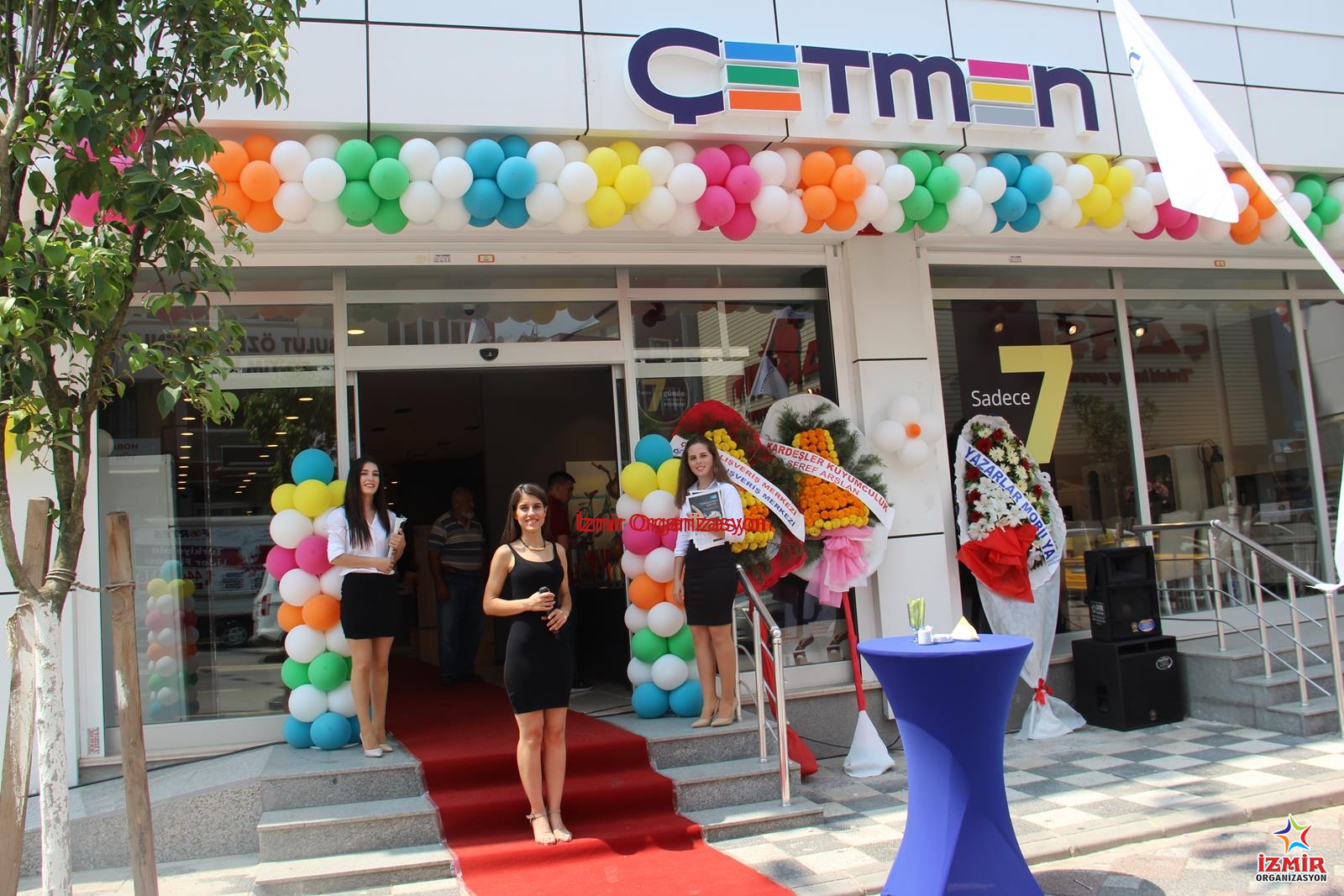 MC ve Sunucu Showman Temini turkiye genelinde acilis organizasyonu yaptigimiz firmalar 10 İzmir Organizasyon Etkinliğinizin akışını şansa bırakmayın! Açılış, festival, konser, düğün ve kurumsal organizasyonlarınızda; kusursuz diksiyonu, yüksek sahne enerjisi ve etkileyici hitabetiyle kitleleri yöneten profesyonel MC ve Sunucu hizmeti. Organizasyon içeriğine ve çalışacak olan kişiye göre fiyatlar değişiklik gösterecektir. İster resmi bir protokol sunumu, ister eğlence dolu bir Showman performansı... İzmir Organizasyon bünyesindeki deneyimli moderatörlerle etkinliğinizin sesini duyurun. Karşılama Hostesi ve Sunucu Kiralama Açılış Organizasyonu