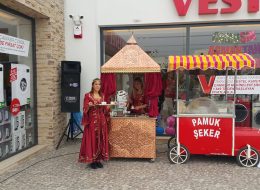 Türkiye Genelinde Açılış Organizasyonu Yaptığımız Firmalar turkiye genelinde acilis organizasyonu yaptigimiz firmalar İzmir Organizasyon Türkiye genelinde açılış organizasyonu yaptığımız firmalar her gün sayısını artırmaktadır. İzmir Organizasyon firması olarak, 2004 yılından bu yana İzmir başta olmak üzere, İzmir ve yakın çevresinde, Ege Bölgesi’nde ve hatta tüm Türkiye’de açılış organizasyonu ve her türlü organizasyon hizmeti veriyoruz. Bugüne kadar kendi sektörlerinde, alanlarında uzman olan markaların, firmaların, kurum ve kuruluşların açılış organizasyonlarını gerçekleştirdik. Bu firmaların, markaların özel gün etkinliklerini ve kutlamalarını da yapmaya devam etmekteyiz. Profesyonel bir ekibe sahip olduğumuz ve kaliteli hizmet verdiğimiz için büyük markalarla çalışabilme şansına erişiyoruz. Müşterilerimizse bize güç veriyor, destek veriyorlar. Türkiye genelinde açılış organizasyonu yaptığımız firmalar ve markalar işbirliğiyle, ekibimizi ve vizyonumuzu giderek daha çok geliştiriyor ve büyütüyoruz. Açılış organizasyonu ve açılış organizasyonu benzeri yıl dönümü organizasyonları ile ilgili ayrıntılı bilgi almak için İzmir Organizasyon müşteri temsilcimize ulaşabilir ya da acilisorganizasyonu.com.tr adresimizi ziyaret edebilirsiniz. Açılış Organizasyonu Kahveci Güzeli ve Pamuk Şekerci Kiralama İzmir