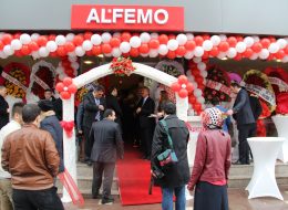 Türkiye Genelinde Açılış Organizasyonu Yaptığımız Firmalar turkiye genelinde acilis organizasyonu yaptigimiz firmalar 6 İzmir Organizasyon Türkiye genelinde açılış organizasyonu yaptığımız firmalar her gün sayısını artırmaktadır. İzmir Organizasyon firması olarak, 2004 yılından bu yana İzmir başta olmak üzere, İzmir ve yakın çevresinde, Ege Bölgesi’nde ve hatta tüm Türkiye’de açılış organizasyonu ve her türlü organizasyon hizmeti veriyoruz. Bugüne kadar kendi sektörlerinde, alanlarında uzman olan markaların, firmaların, kurum ve kuruluşların açılış organizasyonlarını gerçekleştirdik. Bu firmaların, markaların özel gün etkinliklerini ve kutlamalarını da yapmaya devam etmekteyiz. Profesyonel bir ekibe sahip olduğumuz ve kaliteli hizmet verdiğimiz için büyük markalarla çalışabilme şansına erişiyoruz. Müşterilerimizse bize güç veriyor, destek veriyorlar. Türkiye genelinde açılış organizasyonu yaptığımız firmalar ve markalar işbirliğiyle, ekibimizi ve vizyonumuzu giderek daha çok geliştiriyor ve büyütüyoruz. Açılış organizasyonu ve açılış organizasyonu benzeri yıl dönümü organizasyonları ile ilgili ayrıntılı bilgi almak için İzmir Organizasyon müşteri temsilcimize ulaşabilir ya da acilisorganizasyonu.com.tr adresimizi ziyaret edebilirsiniz. Alfemo Mobilya Gebze Açılış Organizasyonu Kırmızı Halı Kiralama