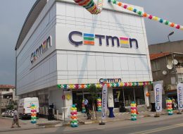 Türkiye Genelinde Açılış Organizasyonu Yaptığımız Firmalar turkiye genelinde acilis organizasyonu yaptigimiz firmalar 8 İzmir Organizasyon Türkiye genelinde açılış organizasyonu yaptığımız firmalar her gün sayısını artırmaktadır. İzmir Organizasyon firması olarak, 2004 yılından bu yana İzmir başta olmak üzere, İzmir ve yakın çevresinde, Ege Bölgesi’nde ve hatta tüm Türkiye’de açılış organizasyonu ve her türlü organizasyon hizmeti veriyoruz. Bugüne kadar kendi sektörlerinde, alanlarında uzman olan markaların, firmaların, kurum ve kuruluşların açılış organizasyonlarını gerçekleştirdik. Bu firmaların, markaların özel gün etkinliklerini ve kutlamalarını da yapmaya devam etmekteyiz. Profesyonel bir ekibe sahip olduğumuz ve kaliteli hizmet verdiğimiz için büyük markalarla çalışabilme şansına erişiyoruz. Müşterilerimizse bize güç veriyor, destek veriyorlar. Türkiye genelinde açılış organizasyonu yaptığımız firmalar ve markalar işbirliğiyle, ekibimizi ve vizyonumuzu giderek daha çok geliştiriyor ve büyütüyoruz. Açılış organizasyonu ve açılış organizasyonu benzeri yıl dönümü organizasyonları ile ilgili ayrıntılı bilgi almak için İzmir Organizasyon müşteri temsilcimize ulaşabilir ya da acilisorganizasyonu.com.tr adresimizi ziyaret edebilirsiniz. Çetmen Mobilya Açılış Organizasyonu Darıca Dikme Balon Süsleme