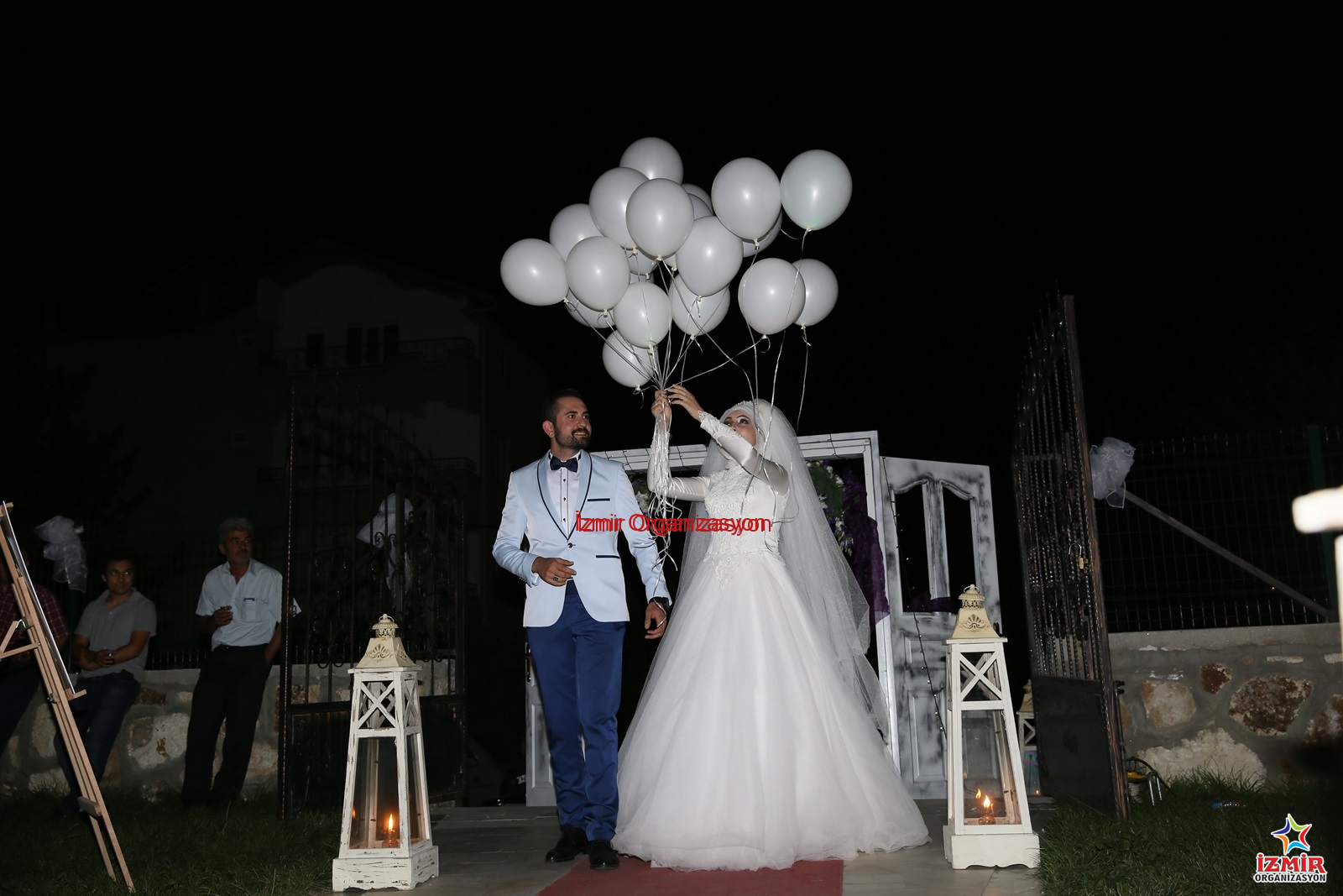 Uçan Balon ucan balon ve balon servisi 10 İzmir Organizasyon Sevdiklerinize gökyüzü kadar renkli bir sürpriz yapın! Yanıcı ve parlayıcı olmayan, koku yapmayan sertifikalı Helyum gazı ile şişirilmiş güvenli uçan balonlar. Metalik, pastel, krom, kalpli ve harf folyo seçenekleriyle; doğum günlerinden evlilik tekliflerine kadar her ana uygun adrese teslim uçan balon hizmeti. İzmir Uçan Balon Süsleme