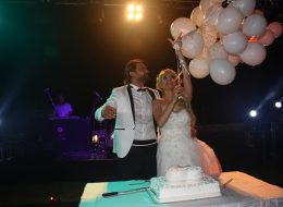 Uçan Balon ve Balon Servisi ucan balon ve balon servisi 7 İzmir Organizasyon Küçük büyük, genç, yaşlı fark etmeksizin hepimizi büyüler balonlar. Hangi amaçla kullanılırsa kullanılsın; ister dekorasyonda, ister animasyonda, isterseniz de süslemede, akılda kalıcıdırlar. Nedendir bilinmez balonun her çeşidi olumlu hisler çağrıştırır her birimizde. Bu sebepledir ki, günümüzde her alanda, her sektörde, her yaş grubuna ithafen çok sık kullanılır. Organizasyonların vazgeçilmezi, kutlamaların olmazsa olmazı, süslemelerde aklımıza gelen ilk şeydir. Uçan Balon Süsleme İzmir