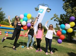 Uçan Balon ve Balon Servisi ucan balon ve balon servisi 9 İzmir Organizasyon Küçük büyük, genç, yaşlı fark etmeksizin hepimizi büyüler balonlar. Hangi amaçla kullanılırsa kullanılsın; ister dekorasyonda, ister animasyonda, isterseniz de süslemede, akılda kalıcıdırlar. Nedendir bilinmez balonun her çeşidi olumlu hisler çağrıştırır her birimizde. Bu sebepledir ki, günümüzde her alanda, her sektörde, her yaş grubuna ithafen çok sık kullanılır. Organizasyonların vazgeçilmezi, kutlamaların olmazsa olmazı, süslemelerde aklımıza gelen ilk şeydir. Uçan Balon Temini İzmir