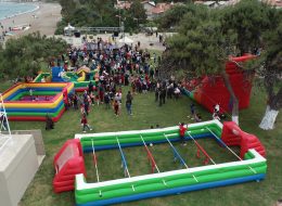 Uçurtma Şenliği Organizasyonu ucurtma senligi organizasyonu 1 İzmir Organizasyon Uçurtma şenliği organizasyonu ile İzmir Organizasyon şirketimiz renkli ve unutulmayacak bir organizasyonda hizmet verdi. Festival ve şenlik organizasyonu, piknik organizasyonu, kurumsal organizasyonlar ve organizasyon sektöründe hizmet veren firmamız bu kezde uçurtma şenliği organizasyonu için çıktı yollara. 15 yılı aşkın süredir animasyon, organizasyon, ajans ve ekipman kiralama hizmetleriyle başta İzmir olmak üzere, Ege Bölgesi ve Türkiye'nin pek çok noktasına ulaşan İzmir Organizasyon firmamız Menderes'te gerçekleşecek Uçurtma şenliği organizasyonu ile hafızalarda iz bırakacak anlar yaşattı davetlilere. Organizasyon öncesinde, İzmir Organizasyon şirketimize ulaşan kurum yetkilisi ile neler yapabileceğimiz ve hizmetlerimiz hakkında ayrıntılı olarak görüşmelerimize devam ettik. Daha öncede yapmış olduğumuz organizasyonlardan ve deneyimlerimizden de yola çıkarak animasyon ekibi, şişme oyun parkurları, profesyonel sunucu, gibi etkinliklere yer vermeyi planladık. Görüşmelerimizin ardından Menderes'te gerçekleşecek organizasyon için hazırlıklarımıza başladık. Şenlik Organizasyonu