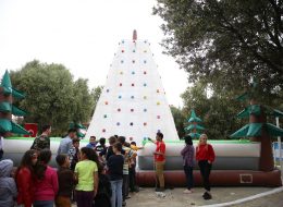 Uçurtma Şenliği Organizasyonu ucurtma senligi organizasyonu 1 İzmir Organizasyon Uçurtma şenliği organizasyonu ile İzmir Organizasyon şirketimiz renkli ve unutulmayacak bir organizasyonda hizmet verdi. Festival ve şenlik organizasyonu, piknik organizasyonu, kurumsal organizasyonlar ve organizasyon sektöründe hizmet veren firmamız bu kezde uçurtma şenliği organizasyonu için çıktı yollara. 15 yılı aşkın süredir animasyon, organizasyon, ajans ve ekipman kiralama hizmetleriyle başta İzmir olmak üzere, Ege Bölgesi ve Türkiye'nin pek çok noktasına ulaşan İzmir Organizasyon firmamız Menderes'te gerçekleşecek Uçurtma şenliği organizasyonu ile hafızalarda iz bırakacak anlar yaşattı davetlilere. Organizasyon öncesinde, İzmir Organizasyon şirketimize ulaşan kurum yetkilisi ile neler yapabileceğimiz ve hizmetlerimiz hakkında ayrıntılı olarak görüşmelerimize devam ettik. Daha öncede yapmış olduğumuz organizasyonlardan ve deneyimlerimizden de yola çıkarak animasyon ekibi, şişme oyun parkurları, profesyonel sunucu, gibi etkinliklere yer vermeyi planladık. Görüşmelerimizin ardından Menderes'te gerçekleşecek organizasyon için hazırlıklarımıza başladık. Şenlik Organizasyonu İzmir