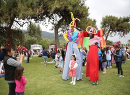 Uçurtma Şenliği Organizasyonu ucurtma senligi organizasyonu 10 İzmir Organizasyon Uçurtma şenliği organizasyonu ile İzmir Organizasyon şirketimiz renkli ve unutulmayacak bir organizasyonda hizmet verdi. Festival ve şenlik organizasyonu, piknik organizasyonu, kurumsal organizasyonlar ve organizasyon sektöründe hizmet veren firmamız bu kezde uçurtma şenliği organizasyonu için çıktı yollara. 15 yılı aşkın süredir animasyon, organizasyon, ajans ve ekipman kiralama hizmetleriyle başta İzmir olmak üzere, Ege Bölgesi ve Türkiye'nin pek çok noktasına ulaşan İzmir Organizasyon firmamız Menderes'te gerçekleşecek Uçurtma şenliği organizasyonu ile hafızalarda iz bırakacak anlar yaşattı davetlilere. Organizasyon öncesinde, İzmir Organizasyon şirketimize ulaşan kurum yetkilisi ile neler yapabileceğimiz ve hizmetlerimiz hakkında ayrıntılı olarak görüşmelerimize devam ettik. Daha öncede yapmış olduğumuz organizasyonlardan ve deneyimlerimizden de yola çıkarak animasyon ekibi, şişme oyun parkurları, profesyonel sunucu, gibi etkinliklere yer vermeyi planladık. Görüşmelerimizin ardından Menderes'te gerçekleşecek organizasyon için hazırlıklarımıza başladık. Şenlik Organizasyonu