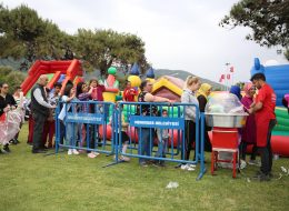 Uçurtma Şenliği Organizasyonu ucurtma senligi organizasyonu 11 İzmir Organizasyon Uçurtma şenliği organizasyonu ile İzmir Organizasyon şirketimiz renkli ve unutulmayacak bir organizasyonda hizmet verdi. Festival ve şenlik organizasyonu, piknik organizasyonu, kurumsal organizasyonlar ve organizasyon sektöründe hizmet veren firmamız bu kezde uçurtma şenliği organizasyonu için çıktı yollara. 15 yılı aşkın süredir animasyon, organizasyon, ajans ve ekipman kiralama hizmetleriyle başta İzmir olmak üzere, Ege Bölgesi ve Türkiye'nin pek çok noktasına ulaşan İzmir Organizasyon firmamız Menderes'te gerçekleşecek Uçurtma şenliği organizasyonu ile hafızalarda iz bırakacak anlar yaşattı davetlilere. Organizasyon öncesinde, İzmir Organizasyon şirketimize ulaşan kurum yetkilisi ile neler yapabileceğimiz ve hizmetlerimiz hakkında ayrıntılı olarak görüşmelerimize devam ettik. Daha öncede yapmış olduğumuz organizasyonlardan ve deneyimlerimizden de yola çıkarak animasyon ekibi, şişme oyun parkurları, profesyonel sunucu, gibi etkinliklere yer vermeyi planladık. Görüşmelerimizin ardından Menderes'te gerçekleşecek organizasyon için hazırlıklarımıza başladık. Pamuk Şeker Dağıtımı