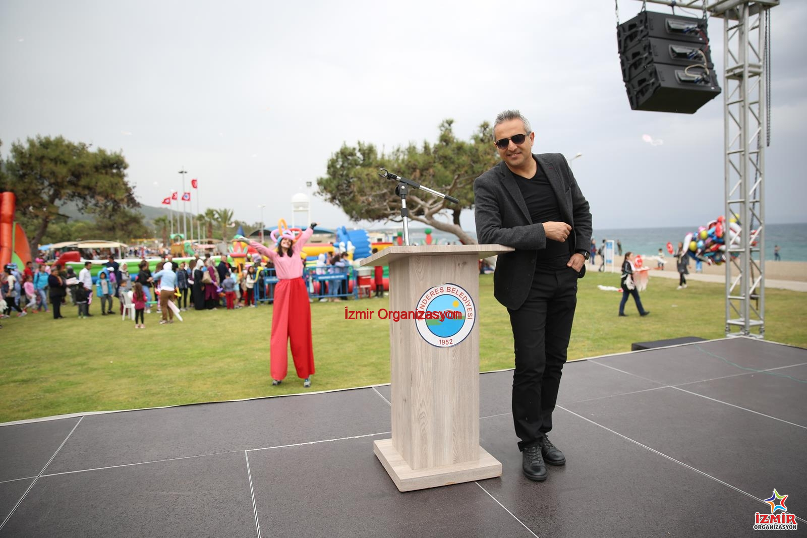 MC ve Sunucu Showman Temini ucurtma senligi organizasyonu 13 İzmir Organizasyon Etkinliğinizin akışını şansa bırakmayın! Açılış, festival, konser, düğün ve kurumsal organizasyonlarınızda; kusursuz diksiyonu, yüksek sahne enerjisi ve etkileyici hitabetiyle kitleleri yöneten profesyonel MC ve Sunucu hizmeti. Organizasyon içeriğine ve çalışacak olan kişiye göre fiyatlar değişiklik gösterecektir. İster resmi bir protokol sunumu, ister eğlence dolu bir Showman performansı... İzmir Organizasyon bünyesindeki deneyimli moderatörlerle etkinliğinizin sesini duyurun. İzmir MC Show