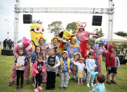 Uçurtma Şenliği Organizasyonu ucurtma senligi organizasyonu 15 İzmir Organizasyon Uçurtma şenliği organizasyonu ile İzmir Organizasyon şirketimiz renkli ve unutulmayacak bir organizasyonda hizmet verdi. Festival ve şenlik organizasyonu, piknik organizasyonu, kurumsal organizasyonlar ve organizasyon sektöründe hizmet veren firmamız bu kezde uçurtma şenliği organizasyonu için çıktı yollara. 15 yılı aşkın süredir animasyon, organizasyon, ajans ve ekipman kiralama hizmetleriyle başta İzmir olmak üzere, Ege Bölgesi ve Türkiye'nin pek çok noktasına ulaşan İzmir Organizasyon firmamız Menderes'te gerçekleşecek Uçurtma şenliği organizasyonu ile hafızalarda iz bırakacak anlar yaşattı davetlilere. Organizasyon öncesinde, İzmir Organizasyon şirketimize ulaşan kurum yetkilisi ile neler yapabileceğimiz ve hizmetlerimiz hakkında ayrıntılı olarak görüşmelerimize devam ettik. Daha öncede yapmış olduğumuz organizasyonlardan ve deneyimlerimizden de yola çıkarak animasyon ekibi, şişme oyun parkurları, profesyonel sunucu, gibi etkinliklere yer vermeyi planladık. Görüşmelerimizin ardından Menderes'te gerçekleşecek organizasyon için hazırlıklarımıza başladık. Tahta Bacak Gösterisi