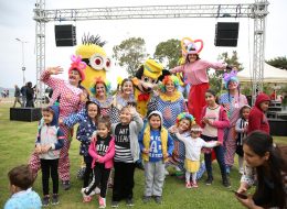 Uçurtma Şenliği Organizasyonu ucurtma senligi organizasyonu 16 İzmir Organizasyon Uçurtma şenliği organizasyonu ile İzmir Organizasyon şirketimiz renkli ve unutulmayacak bir organizasyonda hizmet verdi. Festival ve şenlik organizasyonu, piknik organizasyonu, kurumsal organizasyonlar ve organizasyon sektöründe hizmet veren firmamız bu kezde uçurtma şenliği organizasyonu için çıktı yollara. 15 yılı aşkın süredir animasyon, organizasyon, ajans ve ekipman kiralama hizmetleriyle başta İzmir olmak üzere, Ege Bölgesi ve Türkiye'nin pek çok noktasına ulaşan İzmir Organizasyon firmamız Menderes'te gerçekleşecek Uçurtma şenliği organizasyonu ile hafızalarda iz bırakacak anlar yaşattı davetlilere. Organizasyon öncesinde, İzmir Organizasyon şirketimize ulaşan kurum yetkilisi ile neler yapabileceğimiz ve hizmetlerimiz hakkında ayrıntılı olarak görüşmelerimize devam ettik. Daha öncede yapmış olduğumuz organizasyonlardan ve deneyimlerimizden de yola çıkarak animasyon ekibi, şişme oyun parkurları, profesyonel sunucu, gibi etkinliklere yer vermeyi planladık. Görüşmelerimizin ardından Menderes'te gerçekleşecek organizasyon için hazırlıklarımıza başladık. İzmir Animasyon Ekibi Kiralama