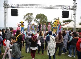 Uçurtma Şenliği Organizasyonu ucurtma senligi organizasyonu 17 İzmir Organizasyon Uçurtma şenliği organizasyonu ile İzmir Organizasyon şirketimiz renkli ve unutulmayacak bir organizasyonda hizmet verdi. Festival ve şenlik organizasyonu, piknik organizasyonu, kurumsal organizasyonlar ve organizasyon sektöründe hizmet veren firmamız bu kezde uçurtma şenliği organizasyonu için çıktı yollara. 15 yılı aşkın süredir animasyon, organizasyon, ajans ve ekipman kiralama hizmetleriyle başta İzmir olmak üzere, Ege Bölgesi ve Türkiye'nin pek çok noktasına ulaşan İzmir Organizasyon firmamız Menderes'te gerçekleşecek Uçurtma şenliği organizasyonu ile hafızalarda iz bırakacak anlar yaşattı davetlilere. Organizasyon öncesinde, İzmir Organizasyon şirketimize ulaşan kurum yetkilisi ile neler yapabileceğimiz ve hizmetlerimiz hakkında ayrıntılı olarak görüşmelerimize devam ettik. Daha öncede yapmış olduğumuz organizasyonlardan ve deneyimlerimizden de yola çıkarak animasyon ekibi, şişme oyun parkurları, profesyonel sunucu, gibi etkinliklere yer vermeyi planladık. Görüşmelerimizin ardından Menderes'te gerçekleşecek organizasyon için hazırlıklarımıza başladık. Şenlik Organizasyonu