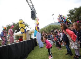 Uçurtma Şenliği Organizasyonu ucurtma senligi organizasyonu 18 İzmir Organizasyon Uçurtma şenliği organizasyonu ile İzmir Organizasyon şirketimiz renkli ve unutulmayacak bir organizasyonda hizmet verdi. Festival ve şenlik organizasyonu, piknik organizasyonu, kurumsal organizasyonlar ve organizasyon sektöründe hizmet veren firmamız bu kezde uçurtma şenliği organizasyonu için çıktı yollara. 15 yılı aşkın süredir animasyon, organizasyon, ajans ve ekipman kiralama hizmetleriyle başta İzmir olmak üzere, Ege Bölgesi ve Türkiye'nin pek çok noktasına ulaşan İzmir Organizasyon firmamız Menderes'te gerçekleşecek Uçurtma şenliği organizasyonu ile hafızalarda iz bırakacak anlar yaşattı davetlilere. Organizasyon öncesinde, İzmir Organizasyon şirketimize ulaşan kurum yetkilisi ile neler yapabileceğimiz ve hizmetlerimiz hakkında ayrıntılı olarak görüşmelerimize devam ettik. Daha öncede yapmış olduğumuz organizasyonlardan ve deneyimlerimizden de yola çıkarak animasyon ekibi, şişme oyun parkurları, profesyonel sunucu, gibi etkinliklere yer vermeyi planladık. Görüşmelerimizin ardından Menderes'te gerçekleşecek organizasyon için hazırlıklarımıza başladık. Festival ve Şenlik Organizasyonu