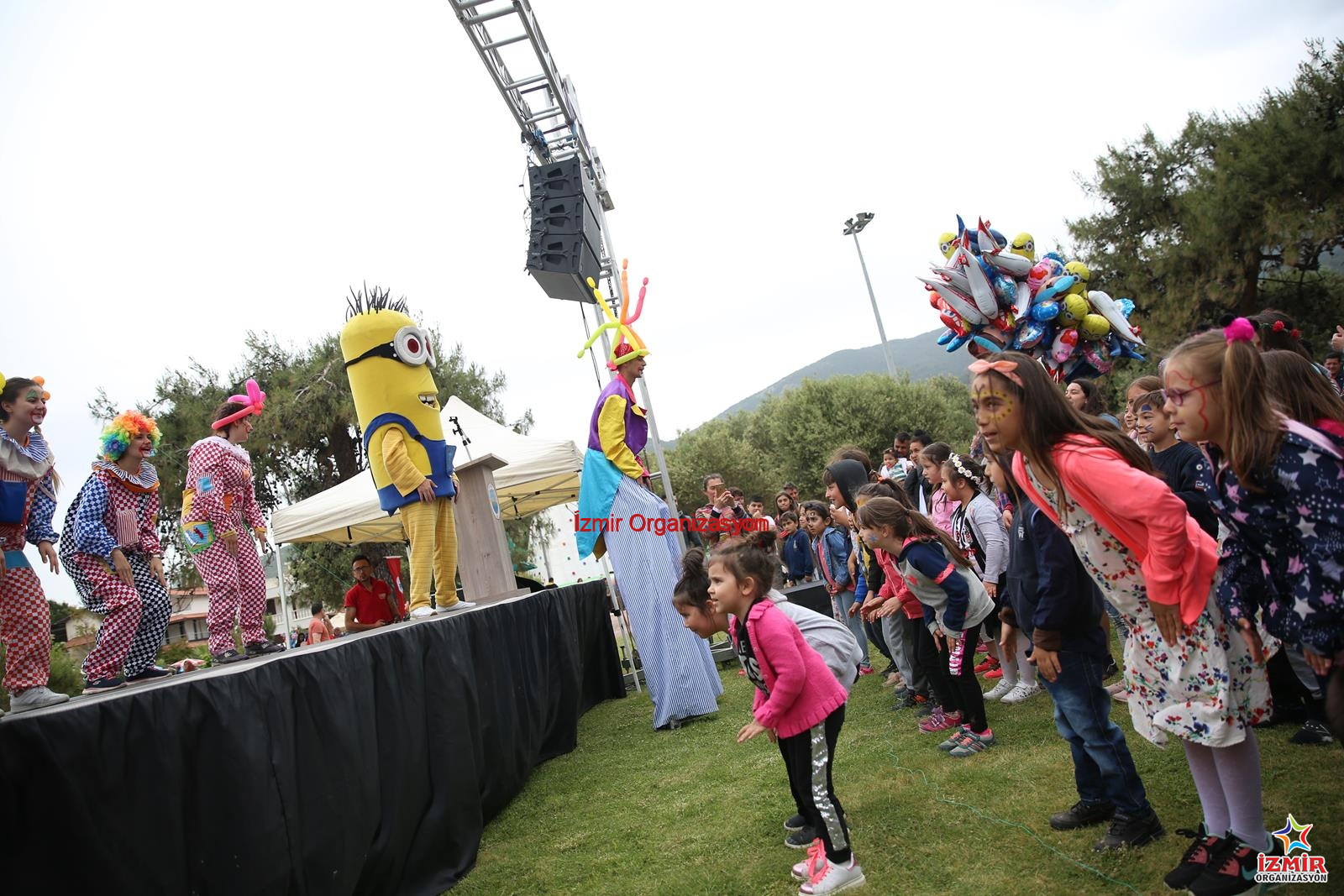 Sahne Podyum Kiralama ucurtma senligi organizasyonu 18 İzmir Organizasyon Konser, mezuniyet, açılış törenleri, defile ve protokol etkinlikleriniz için istediğiniz ebat ve yükseklikte profesyonel sahne kiralama hizmeti. Güvenlik sertifikalı modüler sistemlerimiz; nakliye, uzman ekip tarafından montaj, tercihinize göre halı kaplama ve sahne eteği (skirting) uygulaması dahil anahtar teslim olarak sunulmaktadır. Etkinliğinizin prestijini İzmir Organizasyon kalitesiyle yükseltin. Festival ve Şenlik Organizasyonu