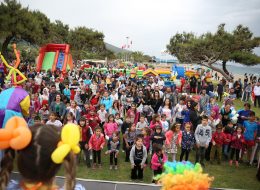 Uçurtma Şenliği Organizasyonu ucurtma senligi organizasyonu 19 İzmir Organizasyon Uçurtma şenliği organizasyonu ile İzmir Organizasyon şirketimiz renkli ve unutulmayacak bir organizasyonda hizmet verdi. Festival ve şenlik organizasyonu, piknik organizasyonu, kurumsal organizasyonlar ve organizasyon sektöründe hizmet veren firmamız bu kezde uçurtma şenliği organizasyonu için çıktı yollara. 15 yılı aşkın süredir animasyon, organizasyon, ajans ve ekipman kiralama hizmetleriyle başta İzmir olmak üzere, Ege Bölgesi ve Türkiye'nin pek çok noktasına ulaşan İzmir Organizasyon firmamız Menderes'te gerçekleşecek Uçurtma şenliği organizasyonu ile hafızalarda iz bırakacak anlar yaşattı davetlilere. Organizasyon öncesinde, İzmir Organizasyon şirketimize ulaşan kurum yetkilisi ile neler yapabileceğimiz ve hizmetlerimiz hakkında ayrıntılı olarak görüşmelerimize devam ettik. Daha öncede yapmış olduğumuz organizasyonlardan ve deneyimlerimizden de yola çıkarak animasyon ekibi, şişme oyun parkurları, profesyonel sunucu, gibi etkinliklere yer vermeyi planladık. Görüşmelerimizin ardından Menderes'te gerçekleşecek organizasyon için hazırlıklarımıza başladık. İzmir Şenlik Organizasyonu