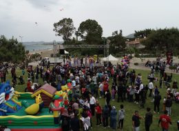 Uçurtma Şenliği Organizasyonu ucurtma senligi organizasyonu 2 İzmir Organizasyon Uçurtma şenliği organizasyonu ile İzmir Organizasyon şirketimiz renkli ve unutulmayacak bir organizasyonda hizmet verdi. Festival ve şenlik organizasyonu, piknik organizasyonu, kurumsal organizasyonlar ve organizasyon sektöründe hizmet veren firmamız bu kezde uçurtma şenliği organizasyonu için çıktı yollara. 15 yılı aşkın süredir animasyon, organizasyon, ajans ve ekipman kiralama hizmetleriyle başta İzmir olmak üzere, Ege Bölgesi ve Türkiye'nin pek çok noktasına ulaşan İzmir Organizasyon firmamız Menderes'te gerçekleşecek Uçurtma şenliği organizasyonu ile hafızalarda iz bırakacak anlar yaşattı davetlilere. Organizasyon öncesinde, İzmir Organizasyon şirketimize ulaşan kurum yetkilisi ile neler yapabileceğimiz ve hizmetlerimiz hakkında ayrıntılı olarak görüşmelerimize devam ettik. Daha öncede yapmış olduğumuz organizasyonlardan ve deneyimlerimizden de yola çıkarak animasyon ekibi, şişme oyun parkurları, profesyonel sunucu, gibi etkinliklere yer vermeyi planladık. Görüşmelerimizin ardından Menderes'te gerçekleşecek organizasyon için hazırlıklarımıza başladık. Sahne Showları