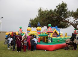 Uçurtma Şenliği Organizasyonu ucurtma senligi organizasyonu 2 İzmir Organizasyon Uçurtma şenliği organizasyonu ile İzmir Organizasyon şirketimiz renkli ve unutulmayacak bir organizasyonda hizmet verdi. Festival ve şenlik organizasyonu, piknik organizasyonu, kurumsal organizasyonlar ve organizasyon sektöründe hizmet veren firmamız bu kezde uçurtma şenliği organizasyonu için çıktı yollara. 15 yılı aşkın süredir animasyon, organizasyon, ajans ve ekipman kiralama hizmetleriyle başta İzmir olmak üzere, Ege Bölgesi ve Türkiye'nin pek çok noktasına ulaşan İzmir Organizasyon firmamız Menderes'te gerçekleşecek Uçurtma şenliği organizasyonu ile hafızalarda iz bırakacak anlar yaşattı davetlilere. Organizasyon öncesinde, İzmir Organizasyon şirketimize ulaşan kurum yetkilisi ile neler yapabileceğimiz ve hizmetlerimiz hakkında ayrıntılı olarak görüşmelerimize devam ettik. Daha öncede yapmış olduğumuz organizasyonlardan ve deneyimlerimizden de yola çıkarak animasyon ekibi, şişme oyun parkurları, profesyonel sunucu, gibi etkinliklere yer vermeyi planladık. Görüşmelerimizin ardından Menderes'te gerçekleşecek organizasyon için hazırlıklarımıza başladık. Şişme Zıpzıp Kiralama