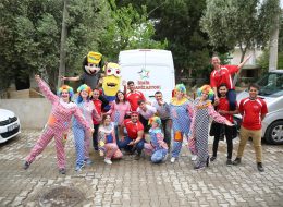 Uçurtma Şenliği Organizasyonu ucurtma senligi organizasyonu İzmir Organizasyon Uçurtma şenliği organizasyonu ile İzmir Organizasyon şirketimiz renkli ve unutulmayacak bir organizasyonda hizmet verdi. Festival ve şenlik organizasyonu, piknik organizasyonu, kurumsal organizasyonlar ve organizasyon sektöründe hizmet veren firmamız bu kezde uçurtma şenliği organizasyonu için çıktı yollara. 15 yılı aşkın süredir animasyon, organizasyon, ajans ve ekipman kiralama hizmetleriyle başta İzmir olmak üzere, Ege Bölgesi ve Türkiye'nin pek çok noktasına ulaşan İzmir Organizasyon firmamız Menderes'te gerçekleşecek Uçurtma şenliği organizasyonu ile hafızalarda iz bırakacak anlar yaşattı davetlilere. Organizasyon öncesinde, İzmir Organizasyon şirketimize ulaşan kurum yetkilisi ile neler yapabileceğimiz ve hizmetlerimiz hakkında ayrıntılı olarak görüşmelerimize devam ettik. Daha öncede yapmış olduğumuz organizasyonlardan ve deneyimlerimizden de yola çıkarak animasyon ekibi, şişme oyun parkurları, profesyonel sunucu, gibi etkinliklere yer vermeyi planladık. Görüşmelerimizin ardından Menderes'te gerçekleşecek organizasyon için hazırlıklarımıza başladık. Palyaço Kiralama