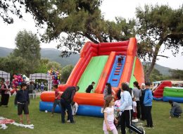 Uçurtma Şenliği Organizasyonu ucurtma senligi organizasyonu 3 İzmir Organizasyon Uçurtma şenliği organizasyonu ile İzmir Organizasyon şirketimiz renkli ve unutulmayacak bir organizasyonda hizmet verdi. Festival ve şenlik organizasyonu, piknik organizasyonu, kurumsal organizasyonlar ve organizasyon sektöründe hizmet veren firmamız bu kezde uçurtma şenliği organizasyonu için çıktı yollara. 15 yılı aşkın süredir animasyon, organizasyon, ajans ve ekipman kiralama hizmetleriyle başta İzmir olmak üzere, Ege Bölgesi ve Türkiye'nin pek çok noktasına ulaşan İzmir Organizasyon firmamız Menderes'te gerçekleşecek Uçurtma şenliği organizasyonu ile hafızalarda iz bırakacak anlar yaşattı davetlilere. Organizasyon öncesinde, İzmir Organizasyon şirketimize ulaşan kurum yetkilisi ile neler yapabileceğimiz ve hizmetlerimiz hakkında ayrıntılı olarak görüşmelerimize devam ettik. Daha öncede yapmış olduğumuz organizasyonlardan ve deneyimlerimizden de yola çıkarak animasyon ekibi, şişme oyun parkurları, profesyonel sunucu, gibi etkinliklere yer vermeyi planladık. Görüşmelerimizin ardından Menderes'te gerçekleşecek organizasyon için hazırlıklarımıza başladık. Renkli Kaydırak Kiralama