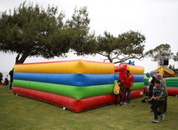 Uçurtma Şenliği Organizasyonu ucurtma senligi organizasyonu 5 İzmir Organizasyon Uçurtma şenliği organizasyonu ile İzmir Organizasyon şirketimiz renkli ve unutulmayacak bir organizasyonda hizmet verdi. Festival ve şenlik organizasyonu, piknik organizasyonu, kurumsal organizasyonlar ve organizasyon sektöründe hizmet veren firmamız bu kezde uçurtma şenliği organizasyonu için çıktı yollara. 15 yılı aşkın süredir animasyon, organizasyon, ajans ve ekipman kiralama hizmetleriyle başta İzmir olmak üzere, Ege Bölgesi ve Türkiye'nin pek çok noktasına ulaşan İzmir Organizasyon firmamız Menderes'te gerçekleşecek Uçurtma şenliği organizasyonu ile hafızalarda iz bırakacak anlar yaşattı davetlilere. Organizasyon öncesinde, İzmir Organizasyon şirketimize ulaşan kurum yetkilisi ile neler yapabileceğimiz ve hizmetlerimiz hakkında ayrıntılı olarak görüşmelerimize devam ettik. Daha öncede yapmış olduğumuz organizasyonlardan ve deneyimlerimizden de yola çıkarak animasyon ekibi, şişme oyun parkurları, profesyonel sunucu, gibi etkinliklere yer vermeyi planladık. Görüşmelerimizin ardından Menderes'te gerçekleşecek organizasyon için hazırlıklarımıza başladık. Şişme Oyun Parkuru Kiralama