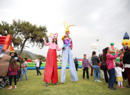 Uçurtma Şenliği Organizasyonu ucurtma senligi organizasyonu 6 İzmir Organizasyon Uçurtma şenliği organizasyonu ile İzmir Organizasyon şirketimiz renkli ve unutulmayacak bir organizasyonda hizmet verdi. Festival ve şenlik organizasyonu, piknik organizasyonu, kurumsal organizasyonlar ve organizasyon sektöründe hizmet veren firmamız bu kezde uçurtma şenliği organizasyonu için çıktı yollara. 15 yılı aşkın süredir animasyon, organizasyon, ajans ve ekipman kiralama hizmetleriyle başta İzmir olmak üzere, Ege Bölgesi ve Türkiye'nin pek çok noktasına ulaşan İzmir Organizasyon firmamız Menderes'te gerçekleşecek Uçurtma şenliği organizasyonu ile hafızalarda iz bırakacak anlar yaşattı davetlilere. Organizasyon öncesinde, İzmir Organizasyon şirketimize ulaşan kurum yetkilisi ile neler yapabileceğimiz ve hizmetlerimiz hakkında ayrıntılı olarak görüşmelerimize devam ettik. Daha öncede yapmış olduğumuz organizasyonlardan ve deneyimlerimizden de yola çıkarak animasyon ekibi, şişme oyun parkurları, profesyonel sunucu, gibi etkinliklere yer vermeyi planladık. Görüşmelerimizin ardından Menderes'te gerçekleşecek organizasyon için hazırlıklarımıza başladık. animasyon ekibi kiralama