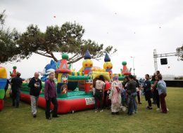 Uçurtma Şenliği Organizasyonu ucurtma senligi organizasyonu 7 İzmir Organizasyon Uçurtma şenliği organizasyonu ile İzmir Organizasyon şirketimiz renkli ve unutulmayacak bir organizasyonda hizmet verdi. Festival ve şenlik organizasyonu, piknik organizasyonu, kurumsal organizasyonlar ve organizasyon sektöründe hizmet veren firmamız bu kezde uçurtma şenliği organizasyonu için çıktı yollara. 15 yılı aşkın süredir animasyon, organizasyon, ajans ve ekipman kiralama hizmetleriyle başta İzmir olmak üzere, Ege Bölgesi ve Türkiye'nin pek çok noktasına ulaşan İzmir Organizasyon firmamız Menderes'te gerçekleşecek Uçurtma şenliği organizasyonu ile hafızalarda iz bırakacak anlar yaşattı davetlilere. Organizasyon öncesinde, İzmir Organizasyon şirketimize ulaşan kurum yetkilisi ile neler yapabileceğimiz ve hizmetlerimiz hakkında ayrıntılı olarak görüşmelerimize devam ettik. Daha öncede yapmış olduğumuz organizasyonlardan ve deneyimlerimizden de yola çıkarak animasyon ekibi, şişme oyun parkurları, profesyonel sunucu, gibi etkinliklere yer vermeyi planladık. Görüşmelerimizin ardından Menderes'te gerçekleşecek organizasyon için hazırlıklarımıza başladık. Şişme Çocuk oyuncakları kiralama