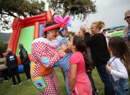 Uçurtma Şenliği Organizasyonu ucurtma senligi organizasyonu 8 İzmir Organizasyon Uçurtma şenliği organizasyonu ile İzmir Organizasyon şirketimiz renkli ve unutulmayacak bir organizasyonda hizmet verdi. Festival ve şenlik organizasyonu, piknik organizasyonu, kurumsal organizasyonlar ve organizasyon sektöründe hizmet veren firmamız bu kezde uçurtma şenliği organizasyonu için çıktı yollara. 15 yılı aşkın süredir animasyon, organizasyon, ajans ve ekipman kiralama hizmetleriyle başta İzmir olmak üzere, Ege Bölgesi ve Türkiye'nin pek çok noktasına ulaşan İzmir Organizasyon firmamız Menderes'te gerçekleşecek Uçurtma şenliği organizasyonu ile hafızalarda iz bırakacak anlar yaşattı davetlilere. Organizasyon öncesinde, İzmir Organizasyon şirketimize ulaşan kurum yetkilisi ile neler yapabileceğimiz ve hizmetlerimiz hakkında ayrıntılı olarak görüşmelerimize devam ettik. Daha öncede yapmış olduğumuz organizasyonlardan ve deneyimlerimizden de yola çıkarak animasyon ekibi, şişme oyun parkurları, profesyonel sunucu, gibi etkinliklere yer vermeyi planladık. Görüşmelerimizin ardından Menderes'te gerçekleşecek organizasyon için hazırlıklarımıza başladık. İzmir Palyaço Kiralama