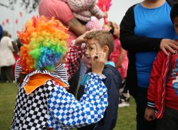 Uçurtma Şenliği Organizasyonu ucurtma senligi organizasyonu 9 İzmir Organizasyon Uçurtma şenliği organizasyonu ile İzmir Organizasyon şirketimiz renkli ve unutulmayacak bir organizasyonda hizmet verdi. Festival ve şenlik organizasyonu, piknik organizasyonu, kurumsal organizasyonlar ve organizasyon sektöründe hizmet veren firmamız bu kezde uçurtma şenliği organizasyonu için çıktı yollara. 15 yılı aşkın süredir animasyon, organizasyon, ajans ve ekipman kiralama hizmetleriyle başta İzmir olmak üzere, Ege Bölgesi ve Türkiye'nin pek çok noktasına ulaşan İzmir Organizasyon firmamız Menderes'te gerçekleşecek Uçurtma şenliği organizasyonu ile hafızalarda iz bırakacak anlar yaşattı davetlilere. Organizasyon öncesinde, İzmir Organizasyon şirketimize ulaşan kurum yetkilisi ile neler yapabileceğimiz ve hizmetlerimiz hakkında ayrıntılı olarak görüşmelerimize devam ettik. Daha öncede yapmış olduğumuz organizasyonlardan ve deneyimlerimizden de yola çıkarak animasyon ekibi, şişme oyun parkurları, profesyonel sunucu, gibi etkinliklere yer vermeyi planladık. Görüşmelerimizin ardından Menderes'te gerçekleşecek organizasyon için hazırlıklarımıza başladık. Yüz Boyama