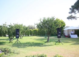 Ufak Ses Sistemi Kiralama ufak ses sistemi kiralama izmir organizasyon 2 İzmir Organizasyon Organizasyonlarda en çok ihtiyaç duyulan hizmetlerimizden biri ses sistemi kiralama hizmeti. Organizasyon ve etkinliklerinizde, konuklarınıza sunacağınız müzik dinletisi, mikrofon ve sunucu gösterileri için ses sistemi kiralama hizmeti veriyoruz. Organizasyonun büyüklüğüne, konseptine ve organizasyon mekanının büyüklüğüne göre de, ihtiyaç duyacağınız ses sistemi çeşidini belirliyoruz. Katılımcı sayısının az olduğu, organizasyon mekanının daha küçük olduğu küçük çaplı organizasyonlarınız için ufak ses sistemi kiralama hizmeti veriyoruz. İzmir Piknik Organizasyonu Ses Sistemi Kiralama