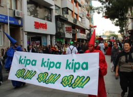 Varyete Grubu ve Bandolu Kortej Ekibi varyete grubu ve bandolu kortej ekibi 1 İzmir Organizasyon Varyete grubu ve bandolu kortej ekibi ile etkinliklerinizi karnaval ortamına dönüştürmek istiyorsanız İzmir Organizasyon hizmetinizde. Özel günlerde eğlenceli aktiviteler sunarken, aynı zamanda firmaların, markaların ve etkinliklerin reklam ve tanıtımını yapmak için İzmir Organizasyon firması olarak, sıra dışı bir animasyon gösterisi geliştirdik. İzmir Organizasyon ekibi olarak açılış organizasyonu, yıl dönümü benzeri kutlamalar, milli bayram kutlamaları, şenlik organizasyonu ve festival etkinlikleri gibi bir çok organizasyonda varyete grubu ve bandolu kortej ekibi gösterilerini sizlerle buluşturuyoruz. Varyete grubu ve bandolu kortej ekibi gösterilerinin yanı sıra etkinlikleriniz içerisinde palyaço servisi, tahta bacaklı adam, çizgi film maskotları gibi animasyon hizmetlerimizden de faydalanabilirsiniz. Varyete grubu ve bandolu kortej ekibi gösterileri ile ilgili ayrıntılı bilgi almak için İzmir Organizasyon müşteri hizmetlerini arayabilirsiniz. İzmir Varyete Grubu
