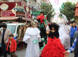 Varyete Grubu ve Bandolu Kortej Ekibi varyete grubu ve bandolu kortej ekibi 2 İzmir Organizasyon Varyete grubu ve bandolu kortej ekibi ile etkinliklerinizi karnaval ortamına dönüştürmek istiyorsanız İzmir Organizasyon hizmetinizde. Özel günlerde eğlenceli aktiviteler sunarken, aynı zamanda firmaların, markaların ve etkinliklerin reklam ve tanıtımını yapmak için İzmir Organizasyon firması olarak, sıra dışı bir animasyon gösterisi geliştirdik. İzmir Organizasyon ekibi olarak açılış organizasyonu, yıl dönümü benzeri kutlamalar, milli bayram kutlamaları, şenlik organizasyonu ve festival etkinlikleri gibi bir çok organizasyonda varyete grubu ve bandolu kortej ekibi gösterilerini sizlerle buluşturuyoruz. Varyete grubu ve bandolu kortej ekibi gösterilerinin yanı sıra etkinlikleriniz içerisinde palyaço servisi, tahta bacaklı adam, çizgi film maskotları gibi animasyon hizmetlerimizden de faydalanabilirsiniz. Varyete grubu ve bandolu kortej ekibi gösterileri ile ilgili ayrıntılı bilgi almak için İzmir Organizasyon müşteri hizmetlerini arayabilirsiniz. Varyete Grubu Kiralama Tahta Bacak Gösterisi