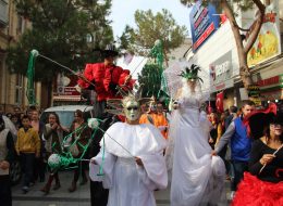 Varyete Grubu ve Bandolu Kortej Ekibi varyete grubu ve bandolu kortej ekibi 4 İzmir Organizasyon Varyete grubu ve bandolu kortej ekibi ile etkinliklerinizi karnaval ortamına dönüştürmek istiyorsanız İzmir Organizasyon hizmetinizde. Özel günlerde eğlenceli aktiviteler sunarken, aynı zamanda firmaların, markaların ve etkinliklerin reklam ve tanıtımını yapmak için İzmir Organizasyon firması olarak, sıra dışı bir animasyon gösterisi geliştirdik. İzmir Organizasyon ekibi olarak açılış organizasyonu, yıl dönümü benzeri kutlamalar, milli bayram kutlamaları, şenlik organizasyonu ve festival etkinlikleri gibi bir çok organizasyonda varyete grubu ve bandolu kortej ekibi gösterilerini sizlerle buluşturuyoruz. Varyete grubu ve bandolu kortej ekibi gösterilerinin yanı sıra etkinlikleriniz içerisinde palyaço servisi, tahta bacaklı adam, çizgi film maskotları gibi animasyon hizmetlerimizden de faydalanabilirsiniz. Varyete grubu ve bandolu kortej ekibi gösterileri ile ilgili ayrıntılı bilgi almak için İzmir Organizasyon müşteri hizmetlerini arayabilirsiniz. Kostümlü Karakterler Servisi Varyete Grubu Kiralama
