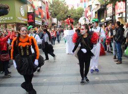 Varyete Grubu ve Bandolu Kortej Ekibi varyete grubu ve bandolu kortej ekibi 6 İzmir Organizasyon Varyete grubu ve bandolu kortej ekibi ile etkinliklerinizi karnaval ortamına dönüştürmek istiyorsanız İzmir Organizasyon hizmetinizde. Özel günlerde eğlenceli aktiviteler sunarken, aynı zamanda firmaların, markaların ve etkinliklerin reklam ve tanıtımını yapmak için İzmir Organizasyon firması olarak, sıra dışı bir animasyon gösterisi geliştirdik. İzmir Organizasyon ekibi olarak açılış organizasyonu, yıl dönümü benzeri kutlamalar, milli bayram kutlamaları, şenlik organizasyonu ve festival etkinlikleri gibi bir çok organizasyonda varyete grubu ve bandolu kortej ekibi gösterilerini sizlerle buluşturuyoruz. Varyete grubu ve bandolu kortej ekibi gösterilerinin yanı sıra etkinlikleriniz içerisinde palyaço servisi, tahta bacaklı adam, çizgi film maskotları gibi animasyon hizmetlerimizden de faydalanabilirsiniz. Varyete grubu ve bandolu kortej ekibi gösterileri ile ilgili ayrıntılı bilgi almak için İzmir Organizasyon müşteri hizmetlerini arayabilirsiniz. İzmir Bandolu Kortej Ekibi Kiralama